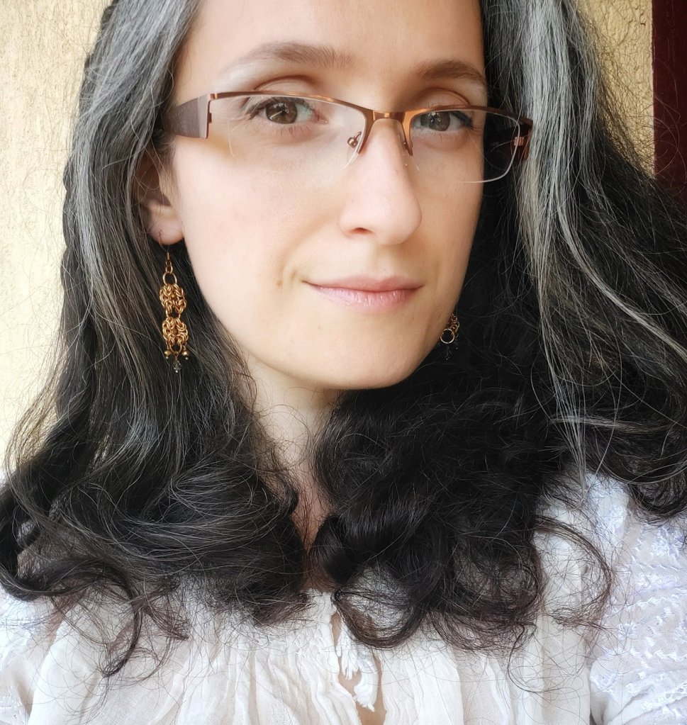 Saftescu Andrada, artist, strategist de afaceri creative, creatoare conceptului de marketing cu inima pentru afaceri creative facute cu inima, formator Atelierul Inimilr Creative - curs de antreprenoriat creative