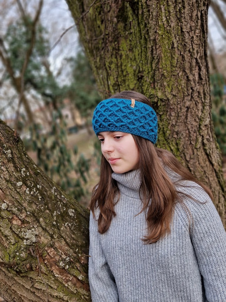 bentita_tricotata_manual_albastru_diamant_atelierul_tricozanei