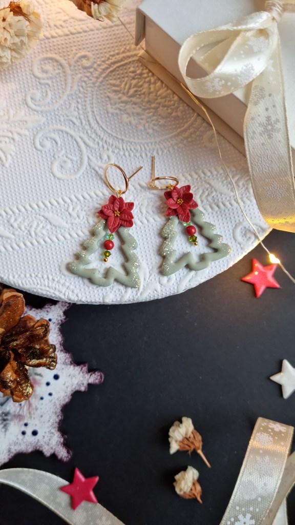 cercei_craciun_forma_de_brad_argintiu_steaua_craciunului_margele_lut_polimeric_colectia_ecouri_de_bucurie_modelina_biju