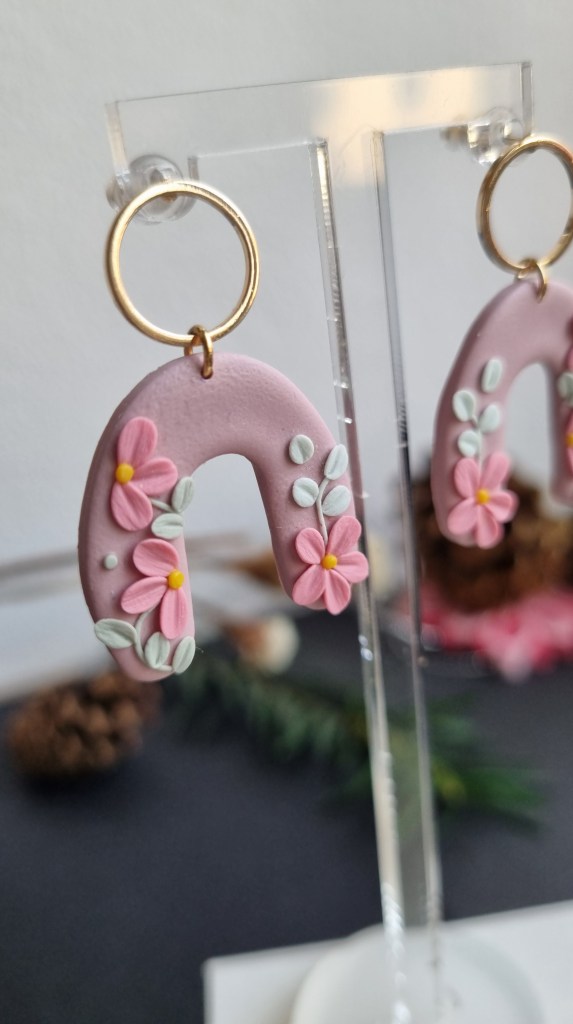 cercei_flori_petale_florali_zbor_de_petale_colectia_ecouri_de_bucurie_modelina_biju_lut_polimeric_roz