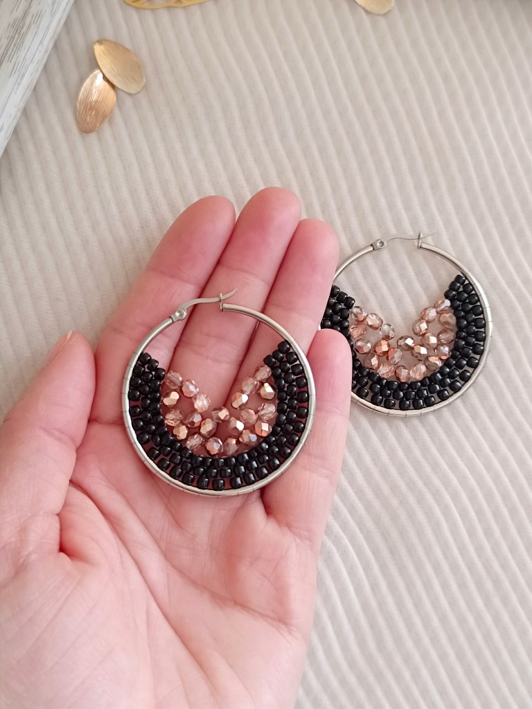 Cercei_out_dancing_rotunzi_margele_negre_rose_gold_atelier_cubique cristina moga designer