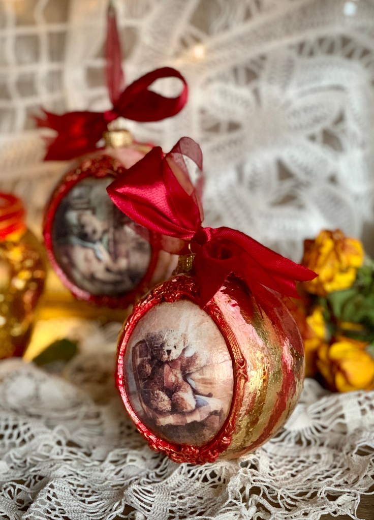 glob_craciun_rotund_stil_vintage_rosu_auriu_urs_ursulet_plus_vintage_copilarie_realizat_manual_decoupage_tehnica_mixta_atelierul_de_globuri_aura_licsandru