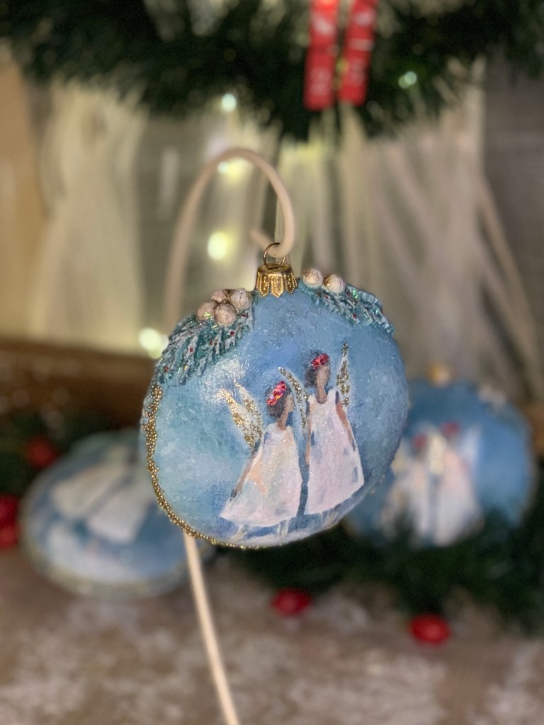 glob_craciun_stil_vintage_rotund_plat_albastru_pastel_ingerasi_fetite_realizat_manual_decoupage_tehnica_mixta_atelierul_de_globuri_aura_licsandru