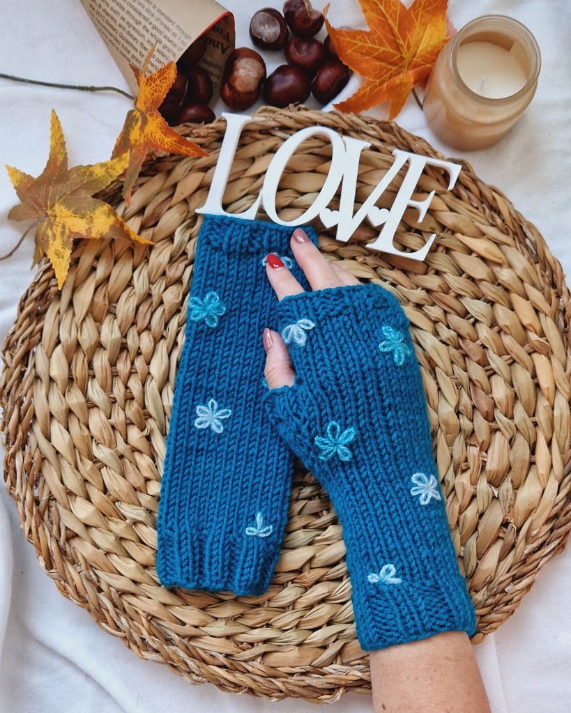 manusi_fara_degete_tricotate_albastre cu floricele_atelierul_tricozanei