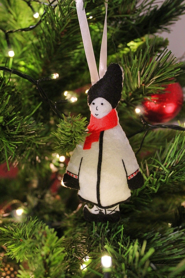 ornament_craciun_fetru_mihaita_micul_colindator_copil_cojoc_traditie_lucrat_manual_ana_birliga_anacrafts