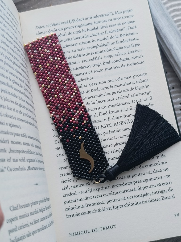 semn_de_carte_brodat_margele_regina_balului_atelier_cubique cristina moga designer